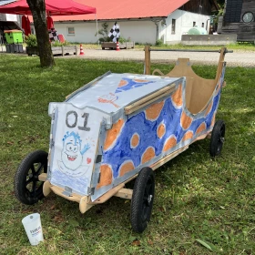 fertige Seifenkiste bemalt