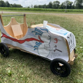 fertige Seifenkiste bemalt mit Farbe