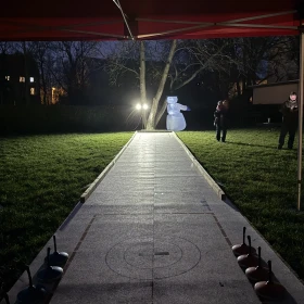 Mobile Eisstockbahn im Dunkeln