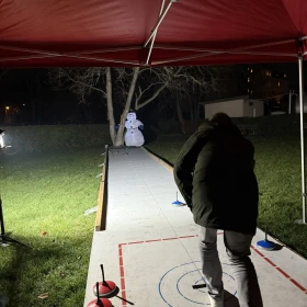 Gast beim Eisstockschießen