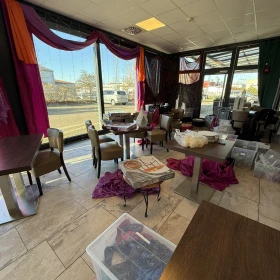 orientalische Vorhänge an der Wand der Location