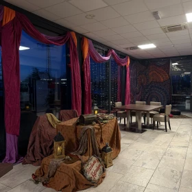 dekorierte Location mit einer Wahrsagerin