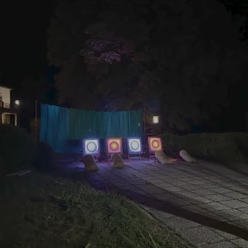 Zeiltafeln Bogenschießen mit weißem und rotem Licht angeleuchtet