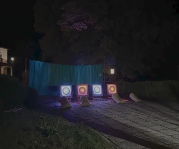 Zeiltafeln Bogenschießen mit weißem und rotem Licht angeleuchtet