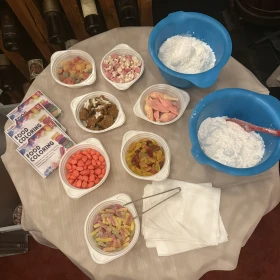 Tisch mir Farben, Süßigkeiten und Puderzucker