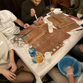 Personen bauen ein Kunstwerk aus Lebkuchenplatten