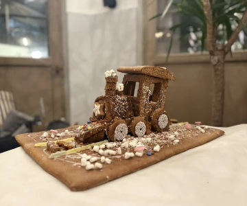 Zug aus Lebkuchenplatten gestaltet