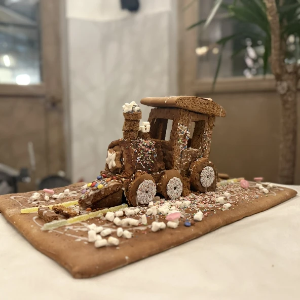 Zug aus Lebkuchenplatten gestaltet