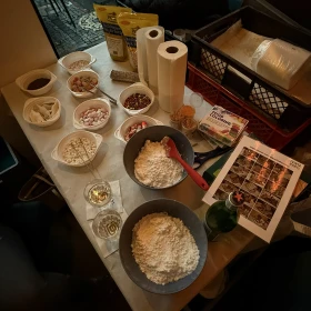 Tisch mit Süßigkeiten und Puderzucker