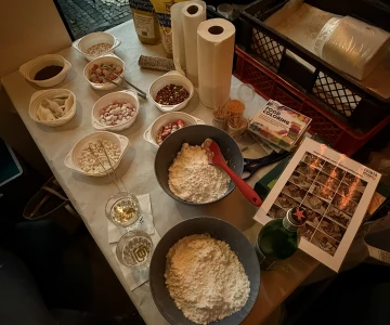 EVINTA_Lebkuchenhaus bauen_Bild01 Tisch mit Süßigkeiten und Puderzucker