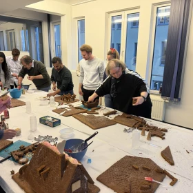 Personen beim Bauen mit Lebkuchenplatten