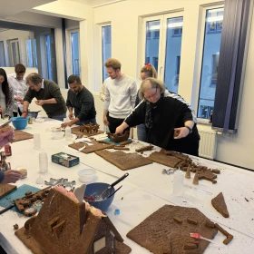 Personen beim Bauen mit Lebkuchenplatten