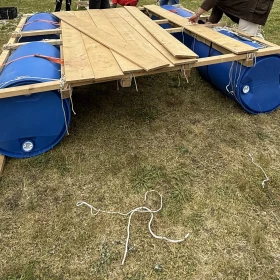 Floß in der Bauphase aus Tonnen und Holz