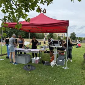 Personen bei der Flaggengestaltung