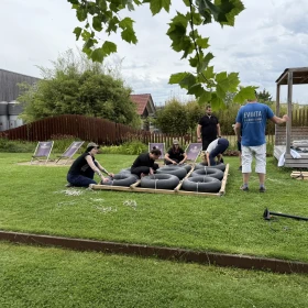 Reifen werden am Floß befestigt