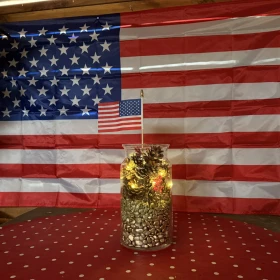 Deko Glas und amerikanische Flagge im Hintergrund
