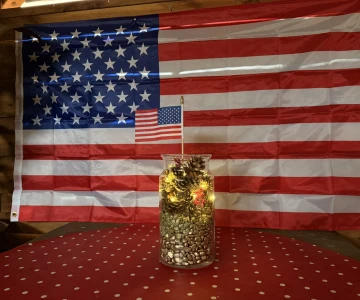 Deko Glas und amerikanische Flagge im Hintergrund