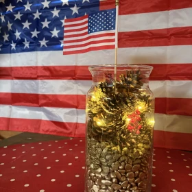 Deko Glas mit amerikanischer Flagge im Hintergrund