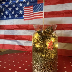 Deko Glas mit amerikanischer Flagge im Hintergrund