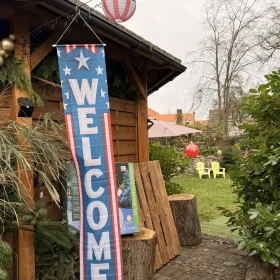 "Welcome" Banner im Außenbereich