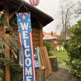 "Welcome" Banner im Außenbereich
