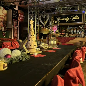 weihnachtlich gedeckter Tisch in einer Eventlocation