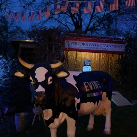 Kuh zum Melken unter amerikanischer Wimpelkette