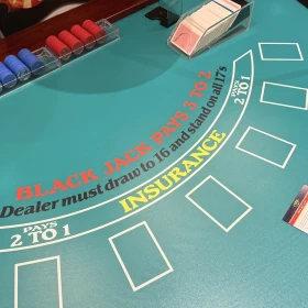 Poker Tisch mit Spielkarten und Jetons