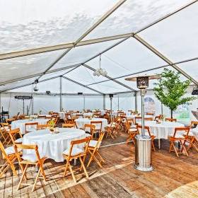 Festzelt mit Holzboden, weiße Tische, Holzstühle