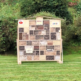 EVINTA_XXL-Insektenhotel als Firmenlogo_Bild01 großes Insektenhotel