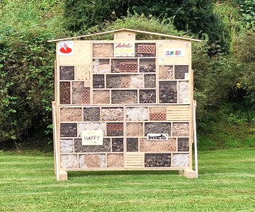 EVINTA_XXL-Insektenhotel als Firmenlogo_Bild01 großes Insektenhotel
