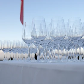 Gläser auf einem Tisch