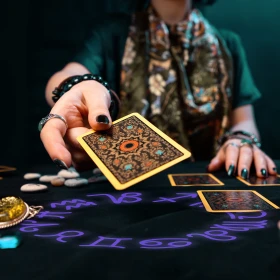 Frau hält eine Karte hoch