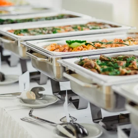Buffet, verschiedene Speisen im Chafing