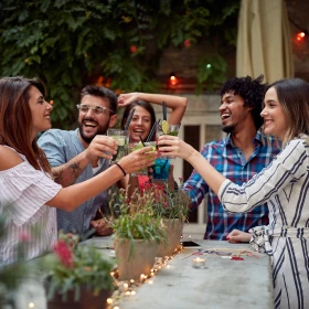 Sommerfest, Gäste stoßen mit Cocktails an