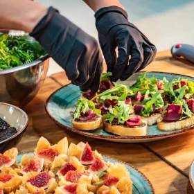 Canapés werden angerichtet