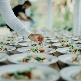 verschiedene kleine Speisen auf einem weißen Teller als Buffet angerichtet