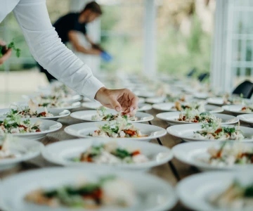 Evinta_ Eventdesign_Bild 01 verschiedene kleine Speisen auf einem weißen Teller als Buffet angerichtet
