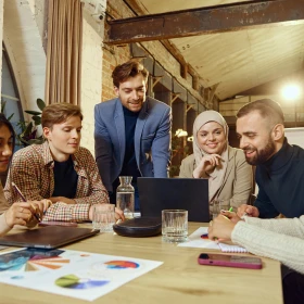 Personen erarbeiten gemeinsam ein Konzept