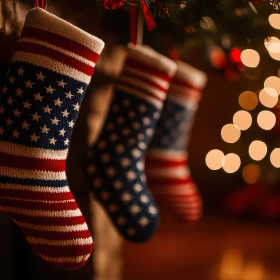 amerikanische Weihnachtsstrümpfe hängen an einer Lichterkette vor einem Kamin