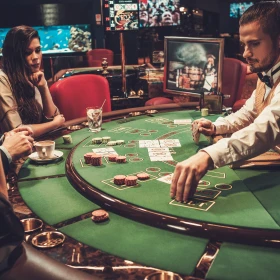 Pokerspieler am Tisch