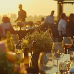 gemütliche Tafel bei Sonnenuntergang