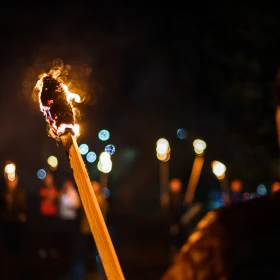 Fackel in der Dunkelheit von einem Mann gehalten