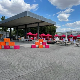 bunte Sommerdekoration, im Hintergrund rote Zelte