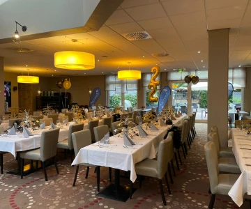 festlich geschmückte Tische im Stile der 20er Jahre, goldene Deko, Weihnachtsfeier, Firmenfeier