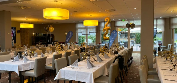 festlich geschmückte Tische im Stile der 20er Jahre, goldene Deko, Weihnachtsfeier, Firmenfeier