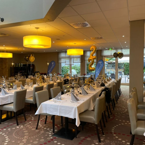 festlich geschmückte Tische im Stile der 20er Jahre, goldene Deko, Weihnachtsfeier, Firmenfeier