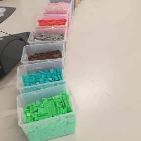 verschiedene Kisten mit bunten Dominosteinen