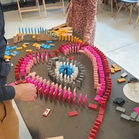 Bunte Dominosteine stellen ein Auge dar