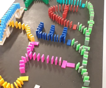 EVINTA_Domino-Challenge_Bild01 Dominos gestellt im Schriftzug TEAM